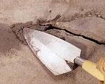 Как заделать трещины в цементном полу