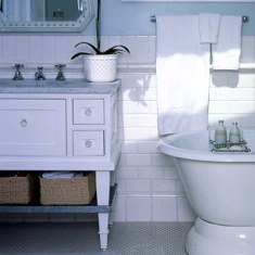 Интерьер ванной комнаты с частичной укладкой плитки