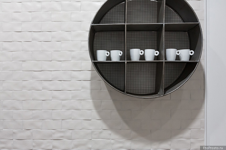 Белая плитка под кирпич с неровной поверхностью от фабрики Natucer