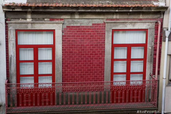 Фасад из красной плитки в Португалии